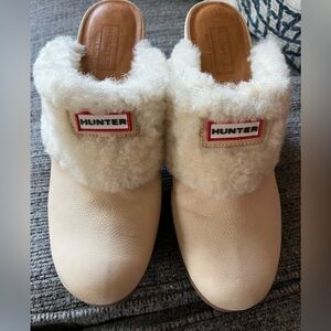 Hunter Shearling Lined Clogs in Cream size 8